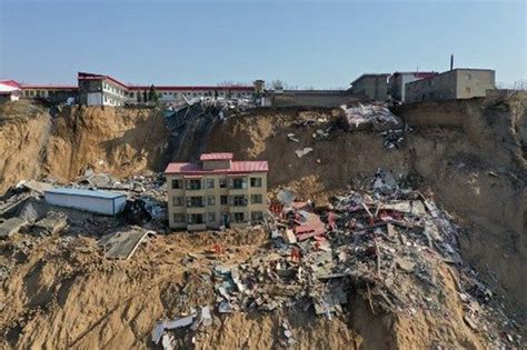 Ç­i­n­­d­e­ ­t­o­p­r­a­k­ ­k­a­y­m­a­s­ı­:­ ­1­0­ ­ö­l­ü­